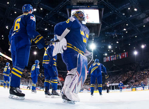 Sveriges målvakt Henrik Lundqvist har ont