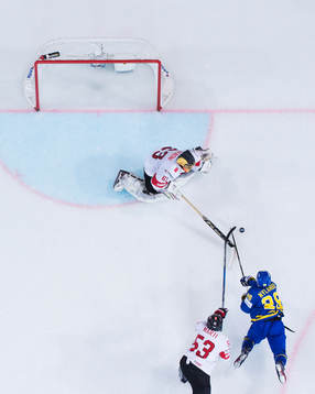 Sveriges William Nylander tar sig förbi Schweiz Christian