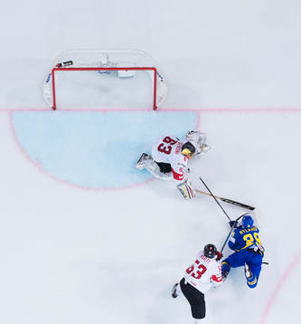 Sveriges William Nylander tar sig förbi Schweiz Christian