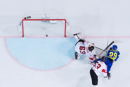 Sveriges William Nylander tar sig förbi Schweiz Christian