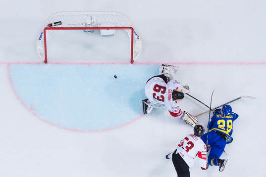 Sveriges William Nylander tar sig förbi Schweiz Christian
