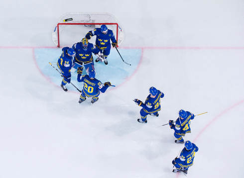 Sveriges spelare jublar med målvakt Henrik Lundqvist