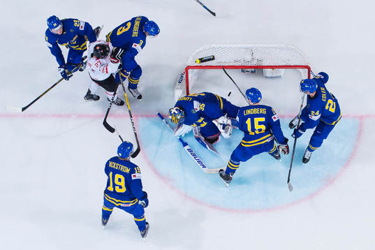 Schweiz Dominik Schlumpf jublar när pucken går in bakom