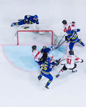 Sveriges Oscar Lindberg, målvakt Henrik Lundqvist, Jonas