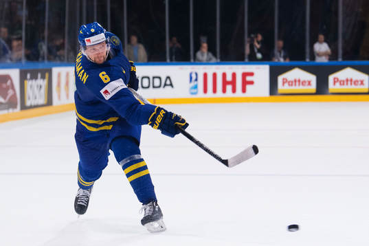 Sveriges Anton Strålman skjuter ett skott