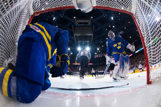 Sveriges målvakt Henrik Lundqvist kollar på Anton