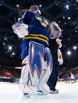 Sveriges målvakt Henrik Lundqvist får vård