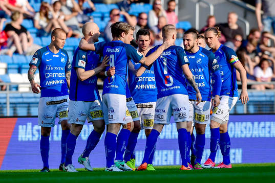 Norrbys Simon Jarl jublar med lagkamrater