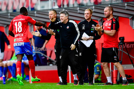 Helsingborgs Oke Akpoveta jublar mot bänken