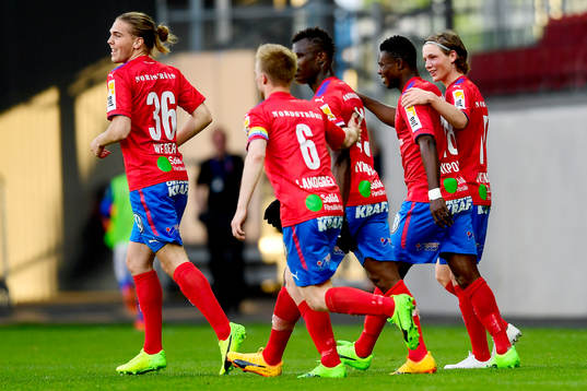 Helsingborgs Oke Akpoveta jublar med lagkamrater