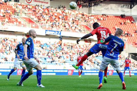 Helsingborgs Oke Akpoveta nickar in 1-1
