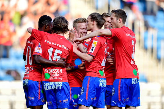 Helsingborgs Jesper Lange jublar med lagkamrater