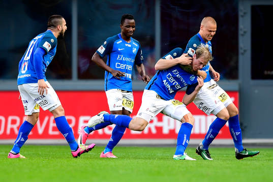Norrbys Nicklas Savolainen kramas om av Jesper Brandt