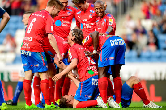 Helsingborgs Jesper Lange jublar med lagkamrater