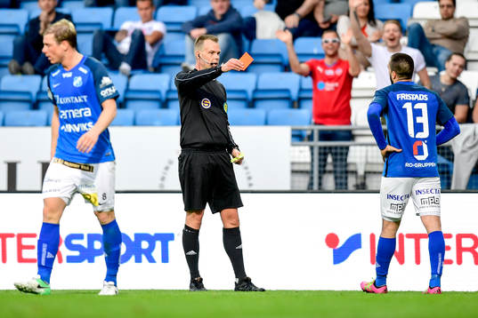 Domare Jonas Karlsson ger Norrbys Kardo Sarchel Aso Omar