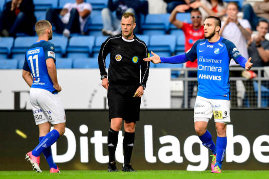 Domare Jonas Karlsson ger Norrbys Kardo Sarchel Aso Omar