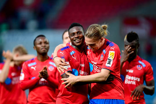 Helsingborgs Oke Akpoveta och Casper Seger jublar