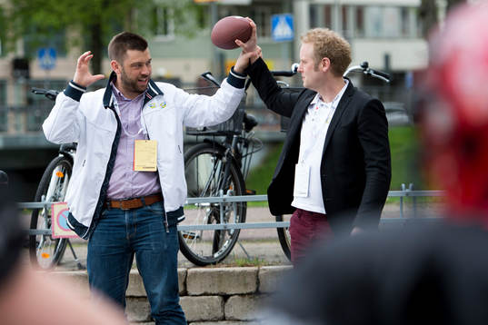 Mötesdeltagare får prova på sporter, här Amerikansk