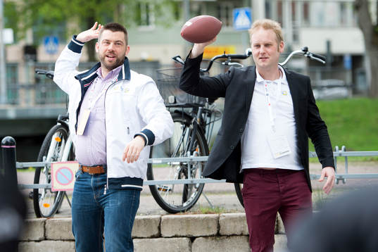 Mötesdeltagare får prova på sporter, här Amerikansk