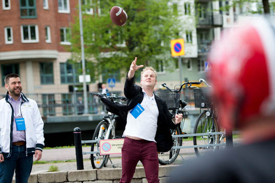Mötesdeltagare får prova på sporter, här Amerikansk