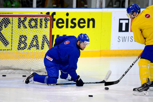 Joel Lundqvist försöker göra mål på Linus Omark på