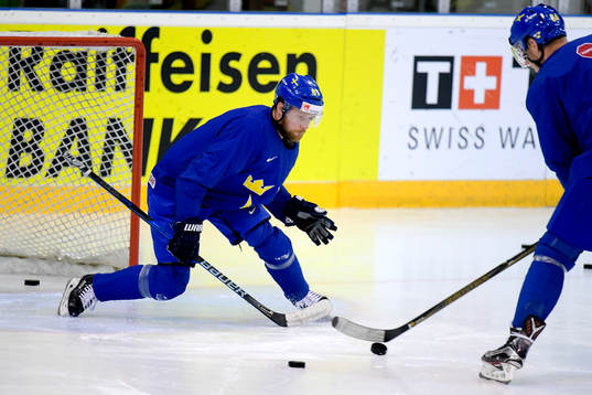 Linus Omark lekar målvakt mot Carl Söderberg på Sveriges