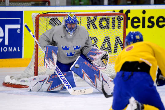 Sveriges målvakt Henrik Lundqvist och Marcus Krüger på