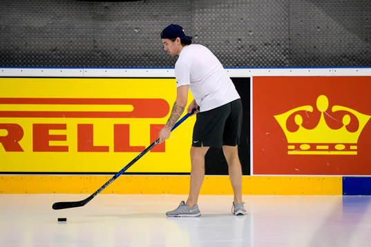 Victor Rask lattjar med pucken på Sveriges