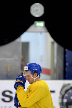 Jonas Brodin på Sveriges ishockeylandslags träning