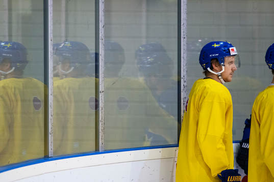 Jonas Brodin på Sveriges ishockeylandslags träning