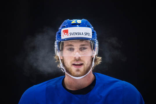 Elias Lindholm på Sveriges ishockeylandslags träning