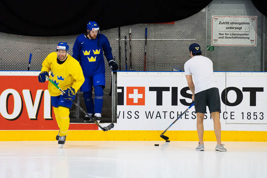 Joel Lundqvist och Linus Omark går ut på isen när Victor