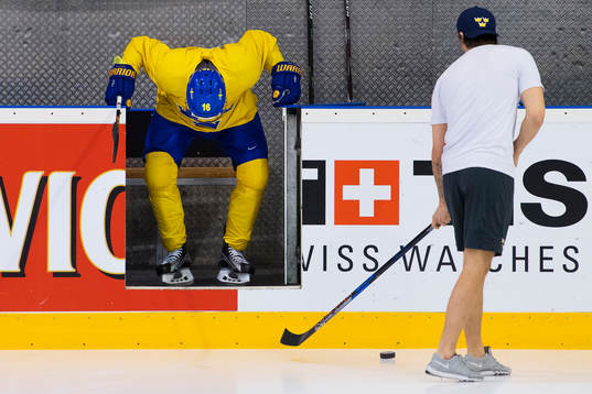 Marcus Krüger på väg ut på isen när Victor Rask står