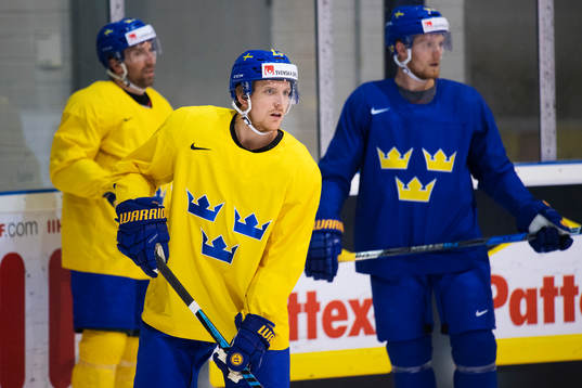 Jonas Brodin på Sveriges ishockeylandslags träning