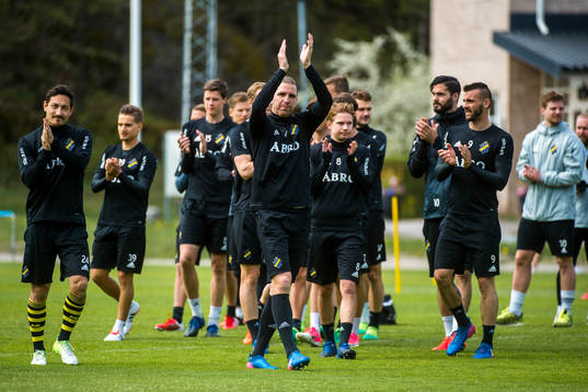s spelare tackar publiken före en fotbollsträning med AIK