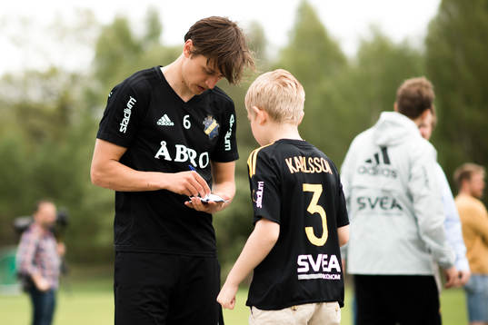 Simon Thern skriver autografer