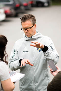 s tränare Rikard Norling blir intervjuad