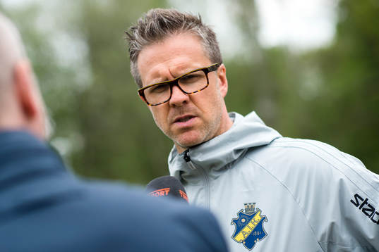 s tränare Rikard Norling blir intervjuad