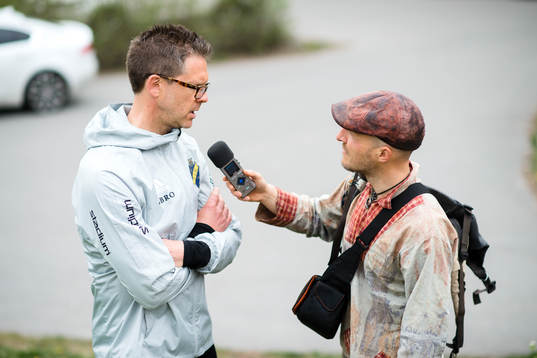 s tränare Rikard Norling blir intervjuad