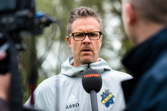 s tränare Rikard Norling blir intervjuad