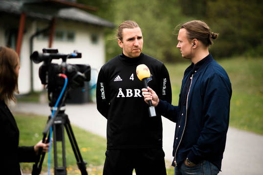 Nils-Eric Johansson blir intervjuad av Expressen