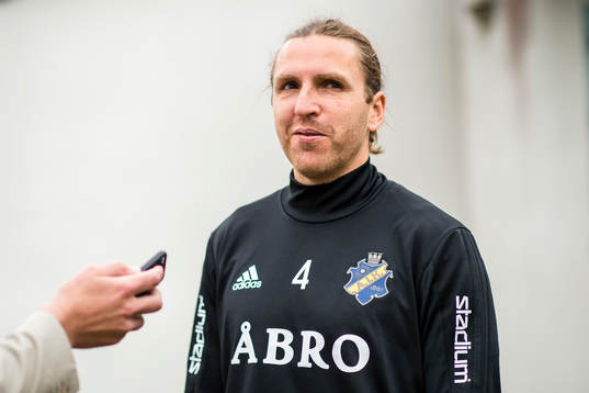 Nils-Eric Johansson blir intervjuad