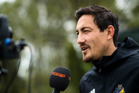 Stefan Ishizaki  blir intervjuad
