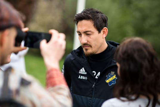 Stefan Ishizaki  blir intervjuad
