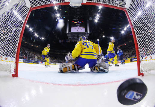 Sveriges målvakt Henrik Lundqvist släpper in 1-1-målet