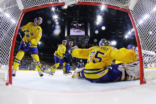 Sveriges målvakt Henrik Lundqvist räddar ett skott i