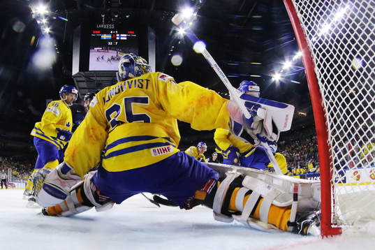 Sveriges målvakt Henrik Lundqvist räddar ett skott i