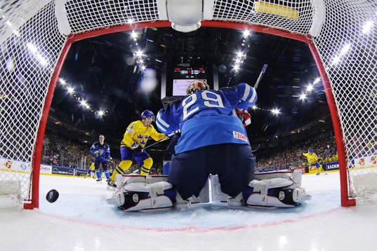 2-1-pucken från Sveriges John Klingberg går in bakom