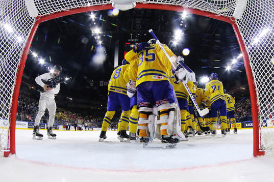 Sveriges spelare jublar och kramar om målvakten Henrik