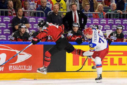 Kanadas Mitch Marner och Rysslands Vladimir Tkachyov i